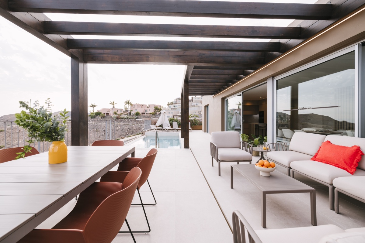 Comedor exterior de villa Kaiman Suites con vistas al entorno natural del sur de Gran Canaria