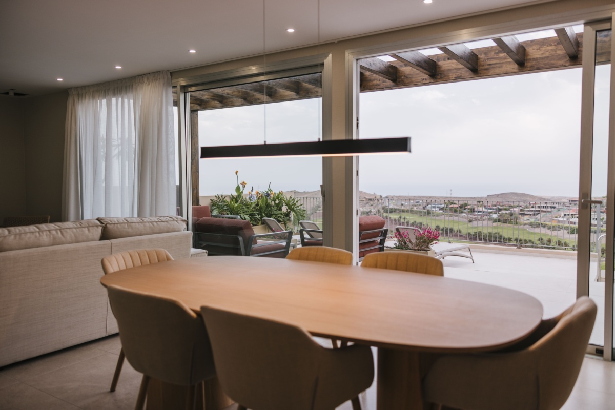 Exterior de villa clásica en Kaiman Suites con jardín privado y diseño elegante