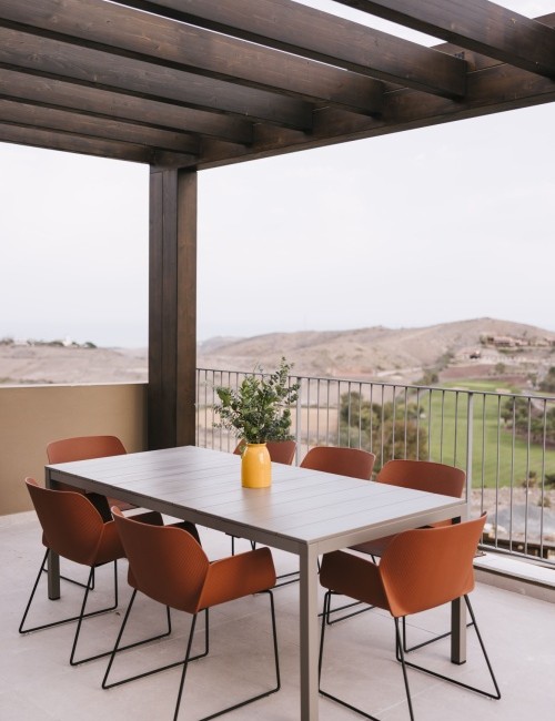 Comedor exterior de villa Kaiman Suites con vistas al entorno natural del sur de Gran Canaria