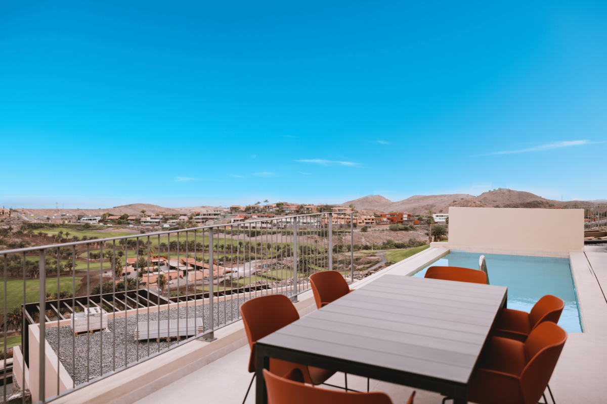 Vista lateral de una villa Kaiman Suites con arquitectura contemporánea en Salobre Golf